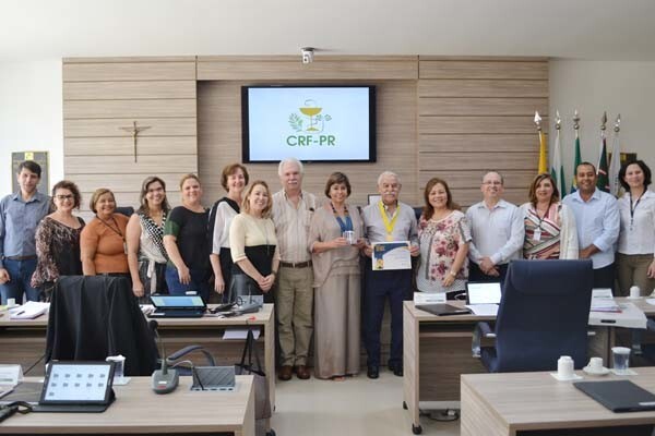 crf-pr-homenageia-farmaceutico-com-comenda-do-merito